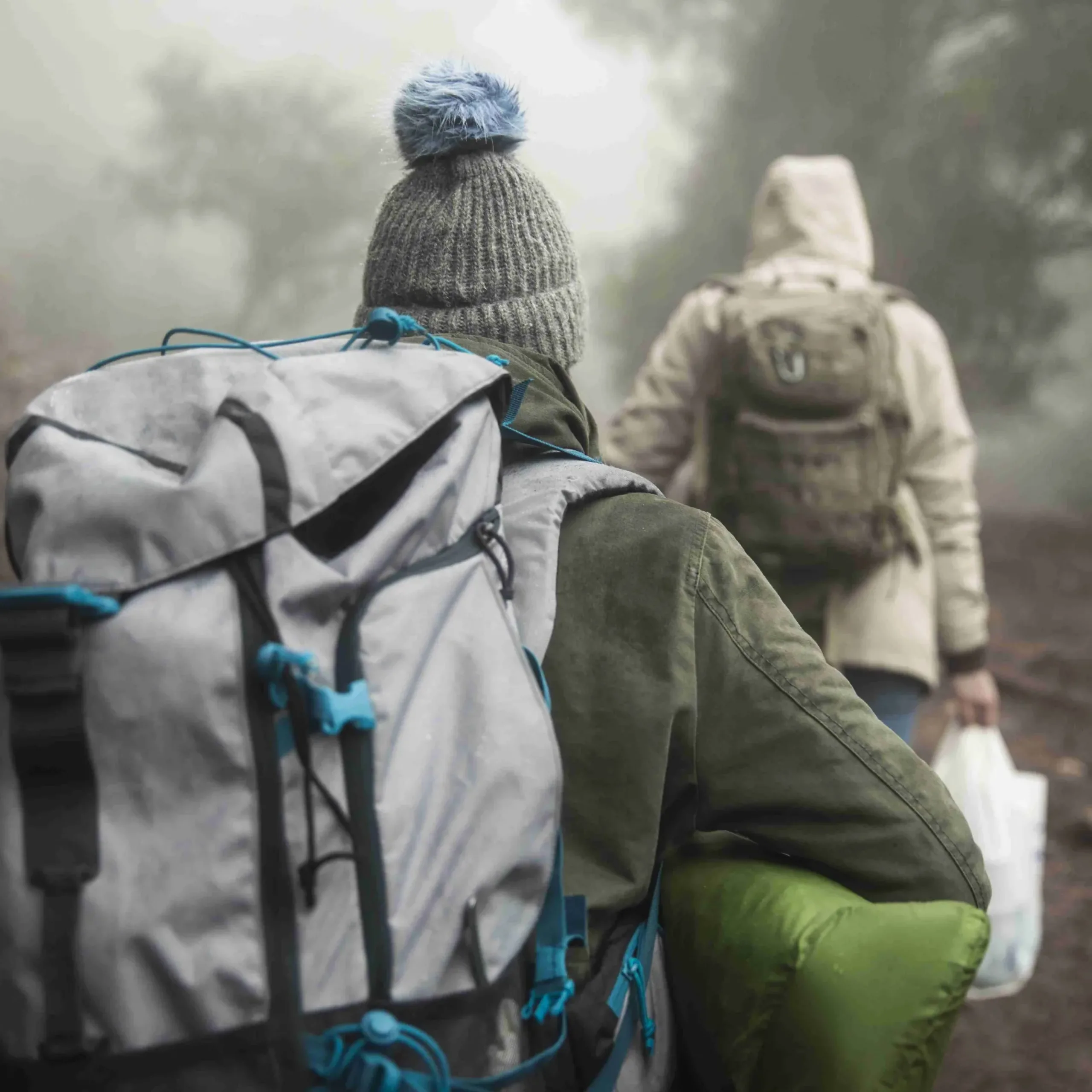 back-view-climbers-with-backpacks_result